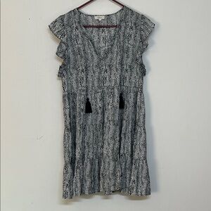 🌞 Elan Black & White Patterned Fabric Ruffled Flutter sleeveless arms women L